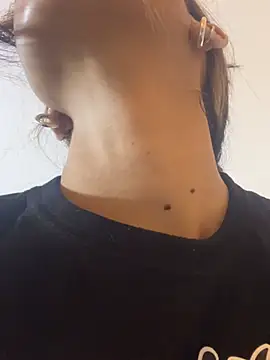 Snapshot of VioletaHills_ chatting on April 6, 2026, 12:17 pm VioletaHills online show from April 6, 2026, 12:17 pm