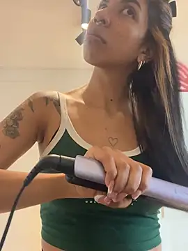 Snapshot of VioletaHills_ chatting on April 7, 2026, 12:27 pm VioletaHills online show from April 7, 2026, 12:27 pm