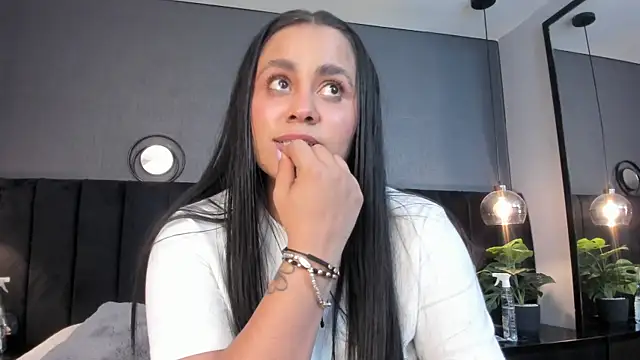 Snapshot of alejandra__garcia chatting on June 7, 2026, 2:37 am alejandra garcia online show from June 7, 2026, 2:37 am