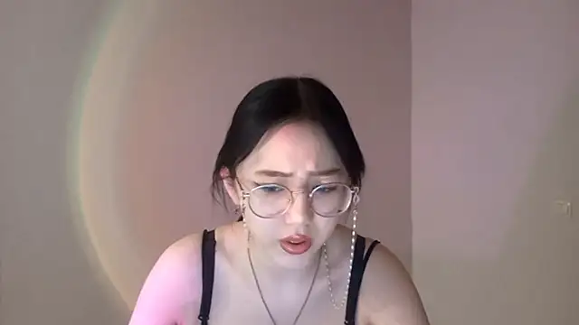 Snapshot of SolvedGlobe chatting on April 1, 2026, 3:09 pm SolvedGlobe online show from April 1, 2026, 3:09 pm