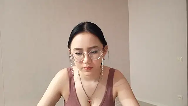 Snapshot of SolvedGlobe chatting on April 3, 2026, 2:04 pm SolvedGlobe online show from April 3, 2026, 2:04 pm