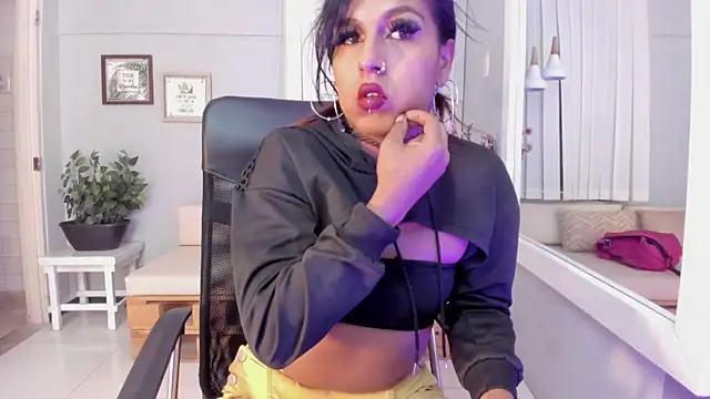 Nahomy Collins  online show from April 14, 2026, 7:53 pm