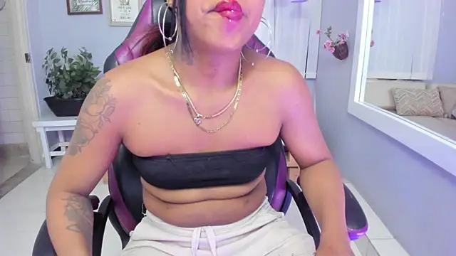 Nahomy Collins  online show from April 30, 2026, 7:53 pm