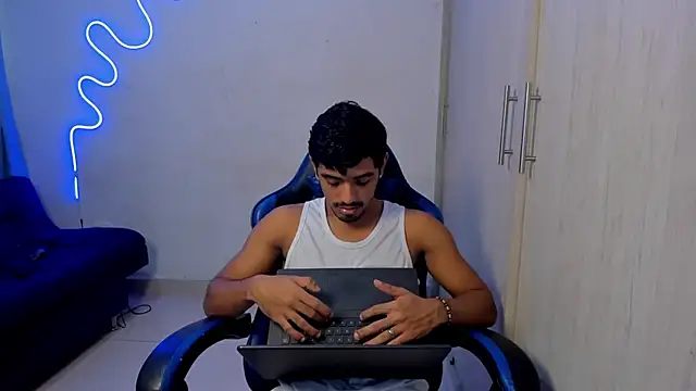 jossi12345j online show from April 12, 2026, 1:49 pm