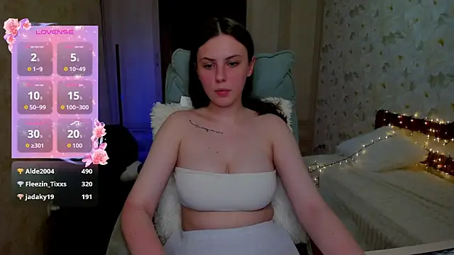 LoraTempt online show from May 17, 2026, 7:32 pm