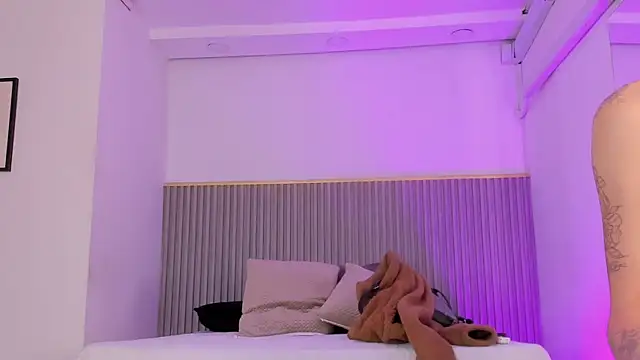 ashvalentine  online show from April 17, 2026, 7:39 pm