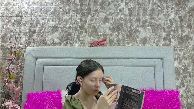 Snapshot of Naomimolie chatting on June 10, 2026, 12:26 pm Naomimolie online show from June 10, 2026, 12:26 pm