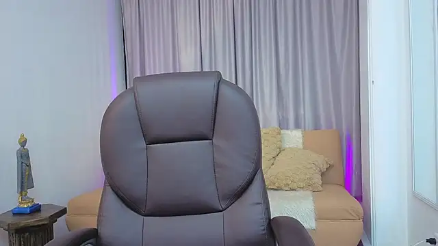 Thalia parkerr  online show from April 18, 2026, 12:09 pm