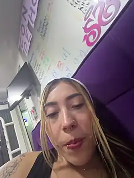 ManuelaVeeleez online show from April 17, 2026, 5:43 am