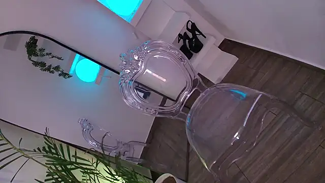 dalilathoms  online show from April 7, 2026, 9:15 pm