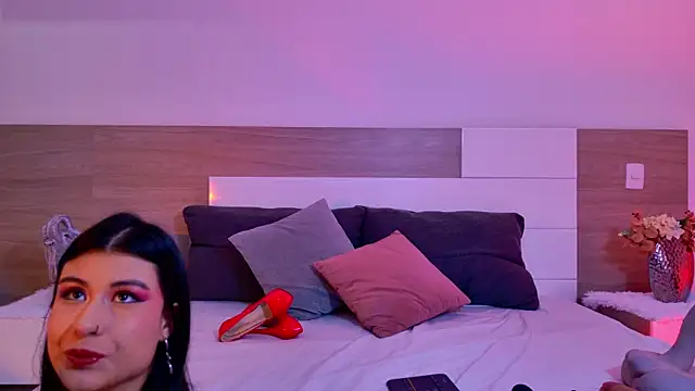 DaphneWayne online show from April 17, 2026, 7:06 pm