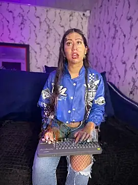 Snapshot of Lunaliaa_ chatting on April 26, 2026, 5:49 am Lunaliaa online show from April 26, 2026, 5:49 am