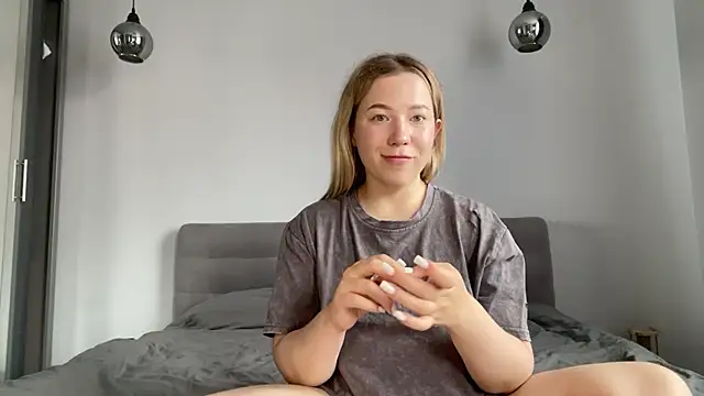 Snapshot of alyrasun chatting on July 18, 2026, 9:35 am alyrasun online show from July 18, 2026, 9:35 am
