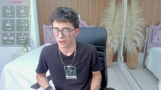 TylerCross  online show from April 21, 2026, 2:51 am