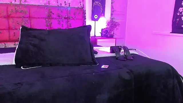 Vickmoon online show from July 24, 2026, 8:29 pm