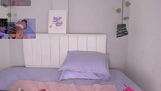 scarletth jhonsom1 online show from April 8, 2026, 5:29 am