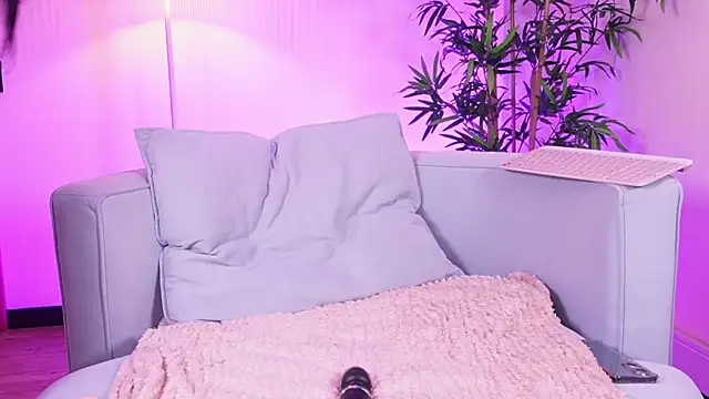 Zooe8 online show from April 4, 2026, 1:19 pm