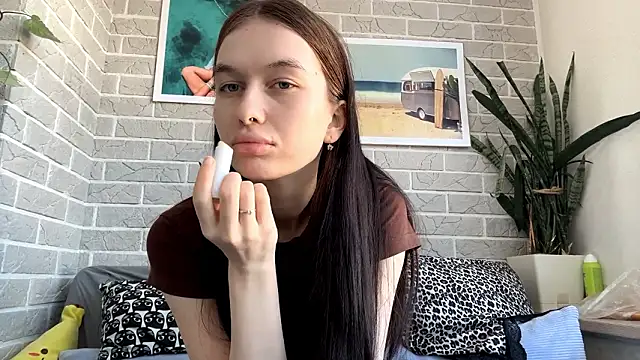 LaraDraggoo online show from March 19, 2026, 12:20 pm