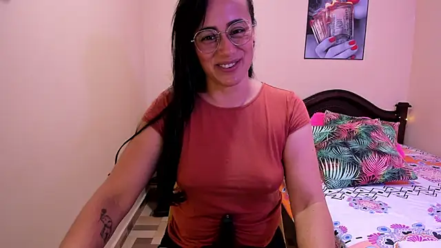 Snapshot of sara_florez12 chatting on May 11, 2026, 4:04 pm sara florez12 online show from May 11, 2026, 4:04 pm