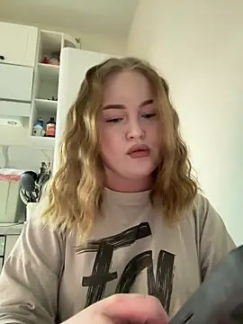 Snapshot of AuroraVale chatting on March 15, 2026, 6:36 pm AuroraVale online show from March 15, 2026, 6:36 pm