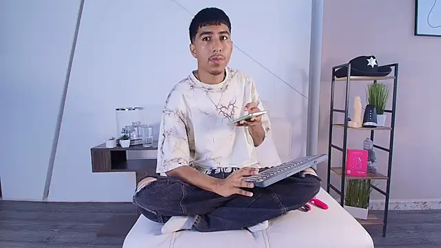 Ender h0tt online show from August 1, 2026, 9:25 pm
