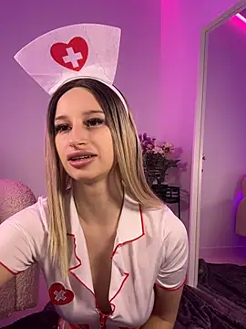 ScarletFlameee online show from April 18, 2026, 5:33 am