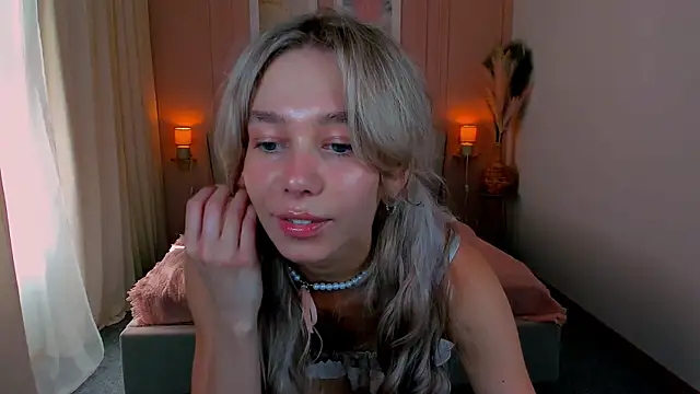 Snapshot of LuluAlis chatting on May 24, 2026, 1:16 pm LuluAlis online show from May 24, 2026, 1:16 pm