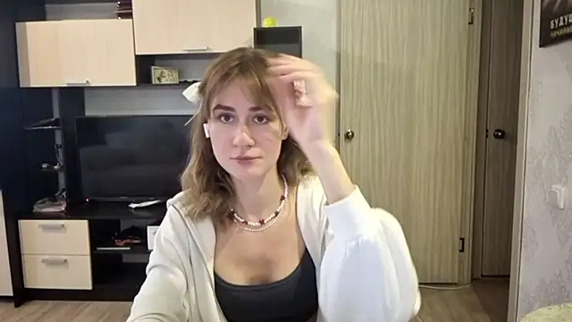 ElenoreHolguin online show from April 8, 2026, 8:36 am