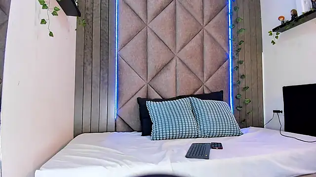 Meganlove   online show from April 3, 2026, 2:53 am