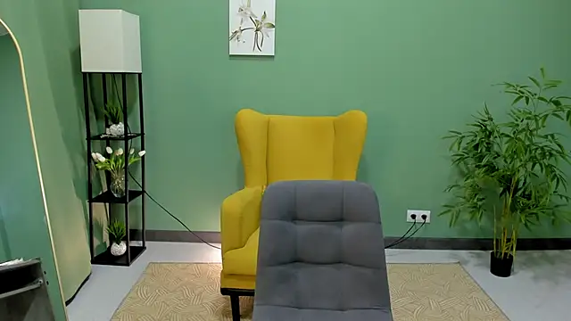 LeticiaRomano online show from June 17, 2026, 4:04 am