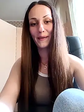 LunaCrystall online show from April 26, 2026, 4:04 pm