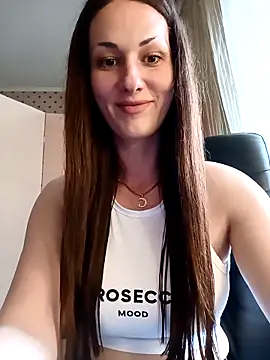 LunaCrystall online show from May 8, 2026, 3:50 pm
