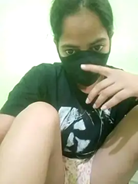 nidhiyadav00 online show from May 2, 2026, 9:03 am