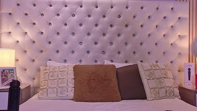 VaniaRouse online show from August 9, 2026, 3:39 pm