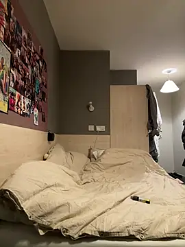 Halligirl online show from April 4, 2026, 8:23 am