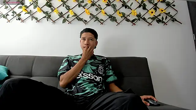 thiago bigcock 1 online show from March 24, 2026, 12:54 pm