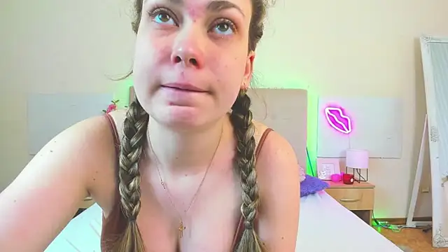MelanieCuty online show from April 18, 2026, 5:33 am