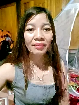 Yiyi102300 online show from April 14, 2026, 2:01 pm