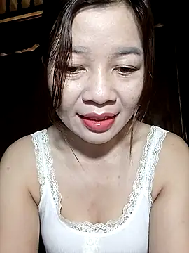 Yiyi102300 online show from April 27, 2026, 11:47 pm