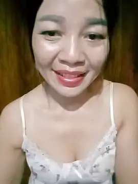 Yiyi102300 online show from May 27, 2026, 1:57 am