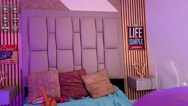  karlaruso online show from April 28, 2026, 12:43 pm