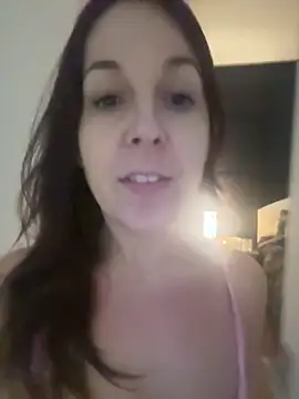 Snapshot of petitehotwife4u chatting on April 10, 2026, 11:37 am petitehotwife4u online show from April 10, 2026, 11:37 am