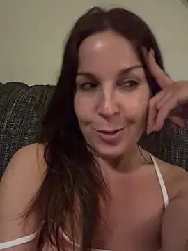 Snapshot of petitehotwife4u chatting on April 19, 2026, 8:33 pm petitehotwife4u online show from April 19, 2026, 8:33 pm