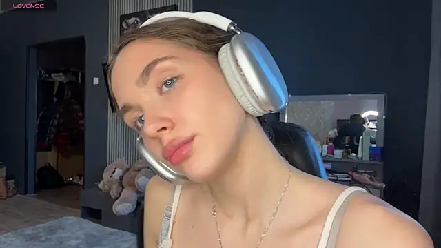 Veluxe online show from April 1, 2026, 3:09 pm