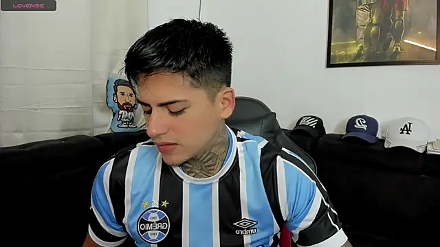 sweetlatinoboy online show from April 23, 2026, 11:42 am