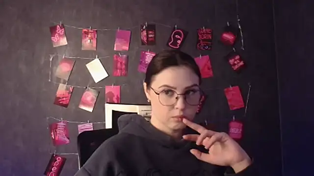 Nika nik a online show from March 25, 2026, 6:19 am