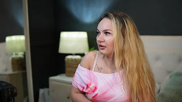 Snapshot of DaliaParis chatting on July 6, 2026, 8:33 pm DaliaParis online show from July 6, 2026, 8:33 pm