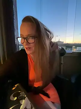 LizzieZ1975 online show from May 23, 2026, 8:35 pm