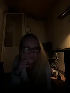 LizzieZ1975 online show from June 6, 2026, 10:03 pm