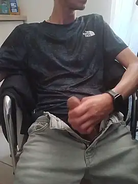 Snapshot of Skinboy06 chatting on June 11, 2026, 8:12 am Skinboy06 online show from June 11, 2026, 8:12 am
